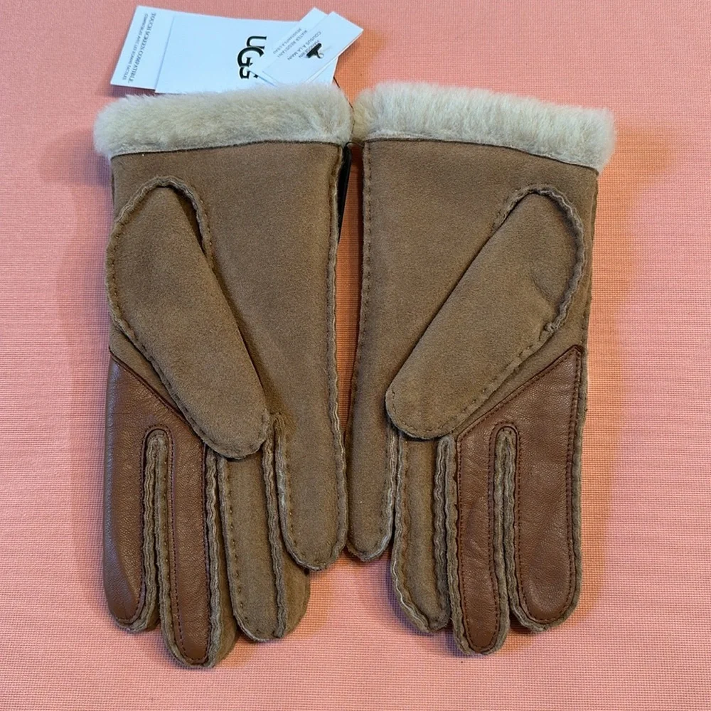 New UGG Gloves. Chestnut. Size L.